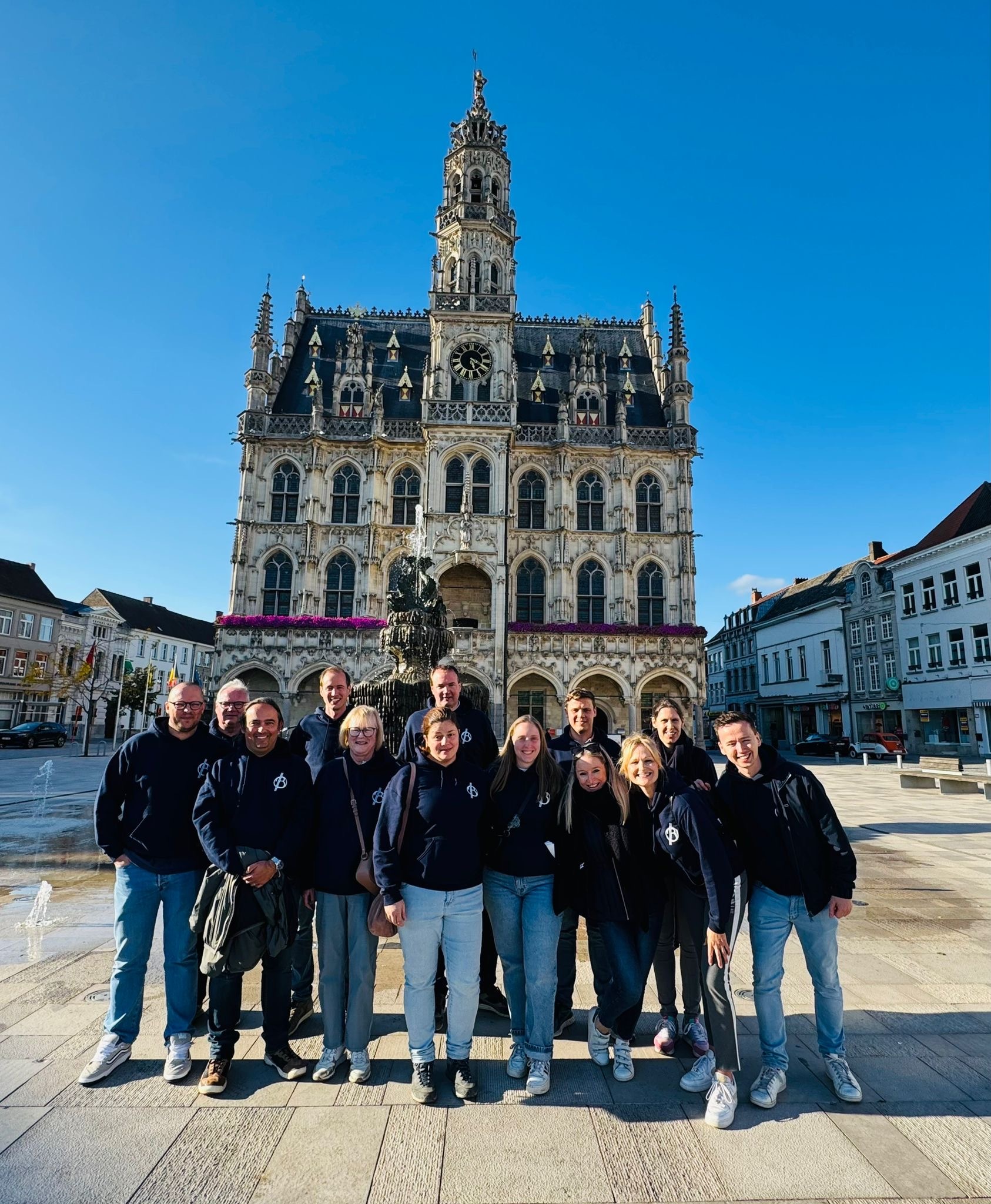 Teamfoto voor stadhuis Oudenaarde